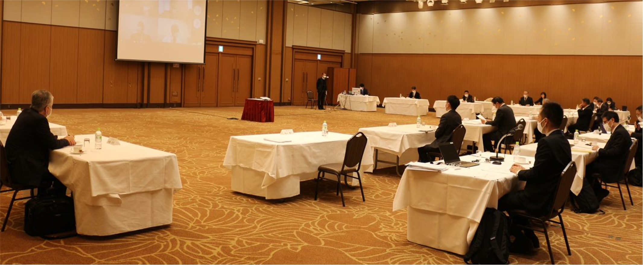 委員会の会場